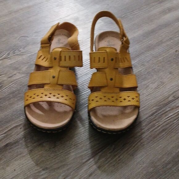 Collection by Clarks Lexi Qwin Yellow Leather Sandals Women’s Size 8N - Picture 2 of 7